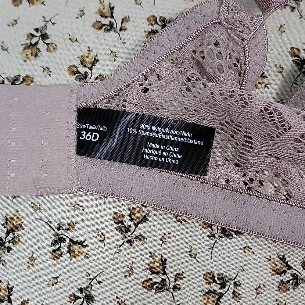 Elegant Lace Bralette in Lavender - Picture 3 of 3
